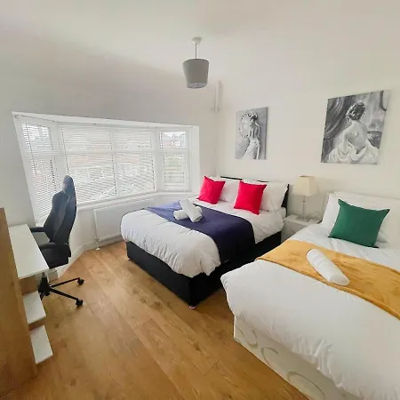 Betahouse -3br -pool Table -free Parking -spacious Apartment Manchester