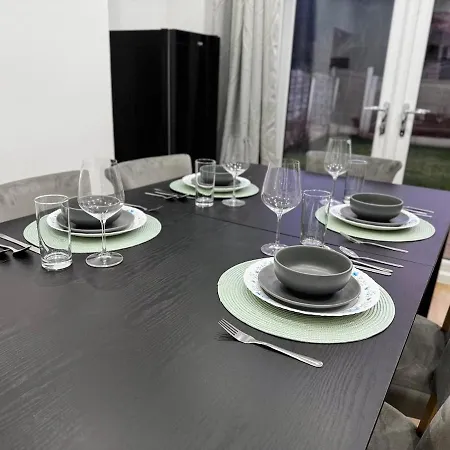 Betahouse -3br -pool Table -free Parking -spacious Apartment Manchester