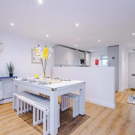 Modern 3-bed In Salford, Pool, Ping Pong Table, Free Parking, Sleeps 7 * Manchester