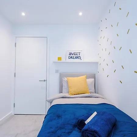 Modern 3-bed In Salford, Pool, Ping Pong Table, Free Parking, Sleeps 7 Apartment