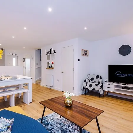 Apartment Modern 3-bed In Salford, Pool, Ping Pong Table, Free Parking, Sleeps 7 *