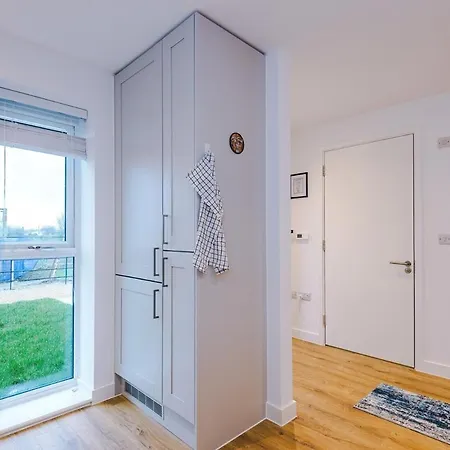 Apartment Modern 3-bed In Salford, Pool, Ping Pong Table, Free Parking, Sleeps 7 Manchester