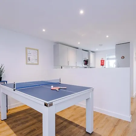 Modern 3-bed In Salford, Pool, Ping Pong Table, Free Parking, Sleeps 7 * Manchester