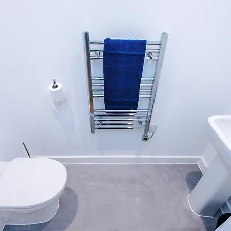 Apartment Modern 3-bed In Salford, Pool, Ping Pong Table, Free Parking, Sleeps 7 Manchester