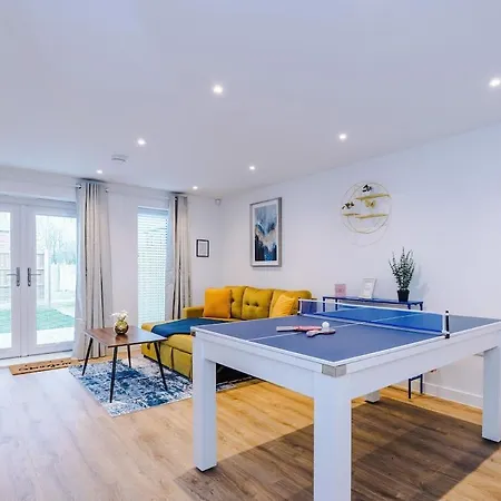 Modern 3-bed In Salford, Pool, Ping Pong Table, Free Parking, Sleeps 7 Apartment *