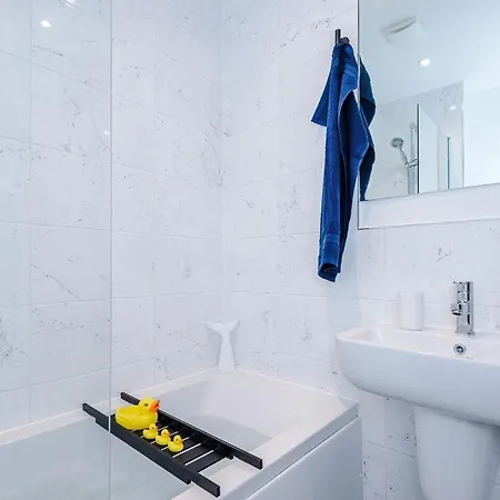 Modern 3-bed In Salford, Pool, Ping Pong Table, Free Parking, Sleeps 7 Apartment Manchester