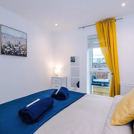 Modern 3-bed In Salford, Pool, Ping Pong Table, Free Parking, Sleeps 7 *