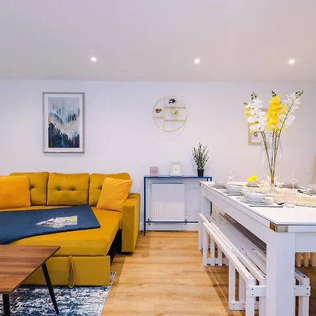 Modern 3-bed In Salford, Pool, Ping Pong Table, Free Parking, Sleeps 7