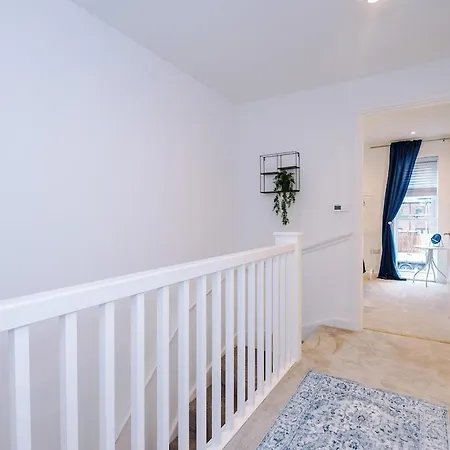 Modern 3-bed In Salford, Pool, Ping Pong Table, Free Parking, Sleeps 7 * Manchester