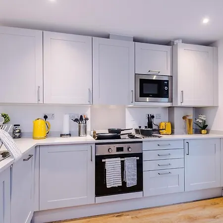 Modern 3-bed In Salford, Pool, Ping Pong Table, Free Parking, Sleeps 7