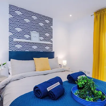 Modern 3-bed In Salford, Pool, Ping Pong Table, Free Parking, Sleeps 7 Apartment