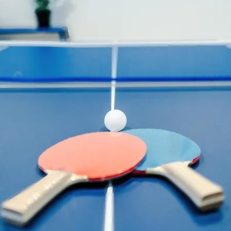 Modern 3-bed In Salford, Pool, Ping Pong Table, Free Parking, Sleeps 7 * Manchester