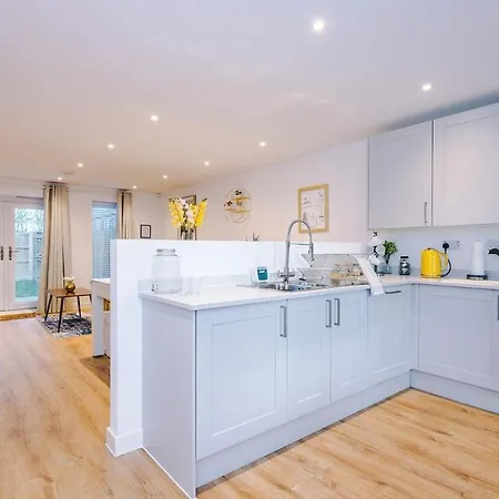 Modern 3-bed In Salford, Pool, Ping Pong Table, Free Parking, Sleeps 7