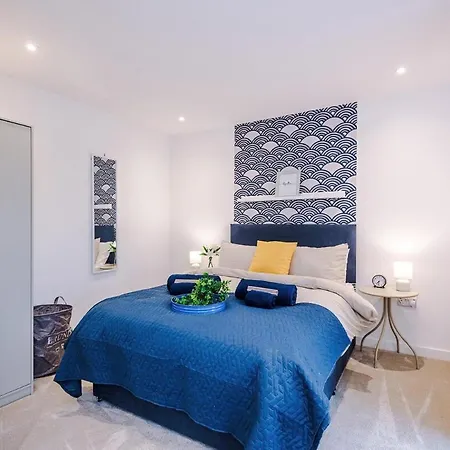Modern 3-bed In Salford, Pool, Ping Pong Table, Free Parking, Sleeps 7 Apartment