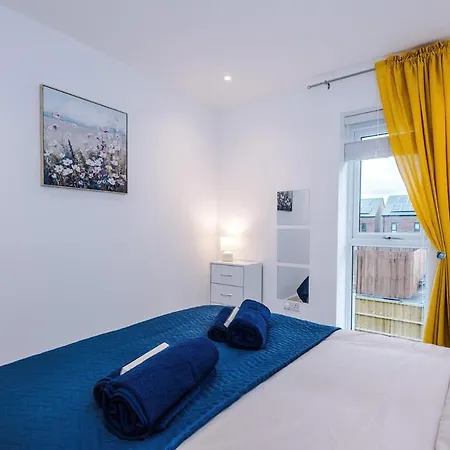 Apartment Modern 3-bed In Salford, Pool, Ping Pong Table, Free Parking, Sleeps 7