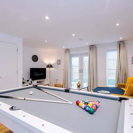 Modern 3-bed In Salford, Pool, Ping Pong Table, Free Parking, Sleeps 7 Apartment *