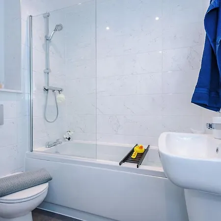 Modern 3-bed In Salford, Pool, Ping Pong Table, Free Parking, Sleeps 7