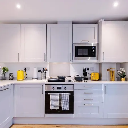 Modern 3-bed In Salford, Pool, Ping Pong Table, Free Parking, Sleeps 7 Apartment Manchester