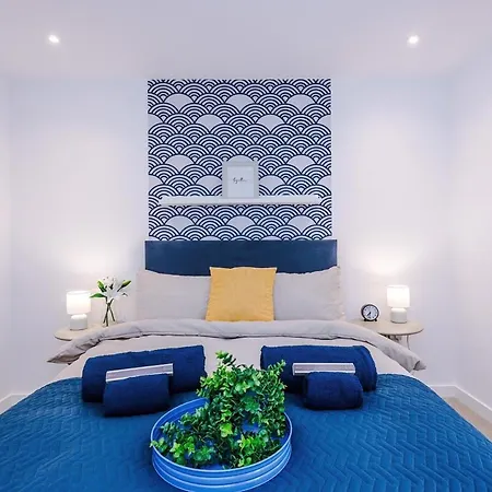 Modern 3-bed In Salford, Pool, Ping Pong Table, Free Parking, Sleeps 7 Apartment *
