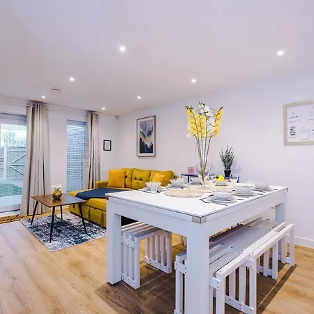 Apartment Modern 3-bed In Salford, Pool, Ping Pong Table, Free Parking, Sleeps 7 *