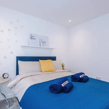 Modern 3-bed In Salford, Pool, Ping Pong Table, Free Parking, Sleeps 7 Apartment Manchester