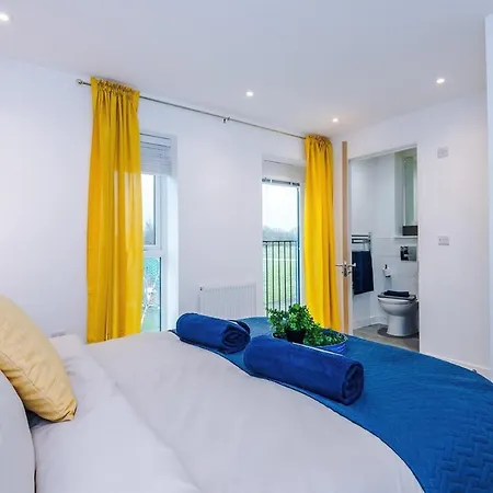 Modern 3-bed In Salford, Pool, Ping Pong Table, Free Parking, Sleeps 7 * Mánchester