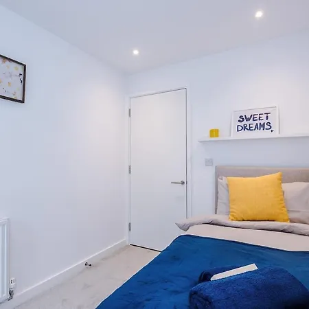 Apartment Modern 3-bed In Salford, Pool, Ping Pong Table, Free Parking, Sleeps 7