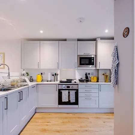Apartment Modern 3-bed In Salford, Pool, Ping Pong Table, Free Parking, Sleeps 7 Manchester
