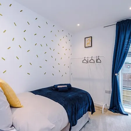 Modern 3-bed In Salford, Pool, Ping Pong Table, Free Parking, Sleeps 7 * Manchester