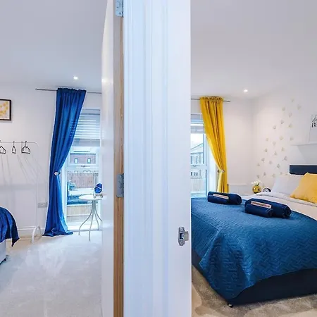 Apartment Modern 3-bed In Salford, Pool, Ping Pong Table, Free Parking, Sleeps 7