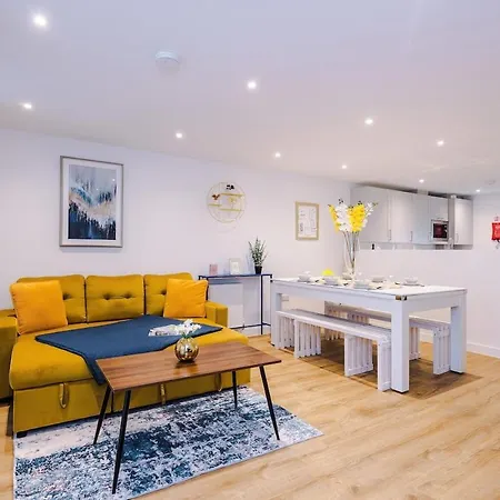 Modern 3-bed In Salford, Pool, Ping Pong Table, Free Parking, Sleeps 7 Apartment Manchester