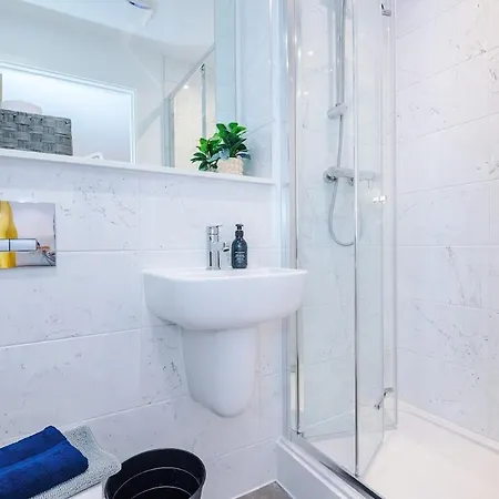 Modern 3-bed In Salford, Pool, Ping Pong Table, Free Parking, Sleeps 7 *
