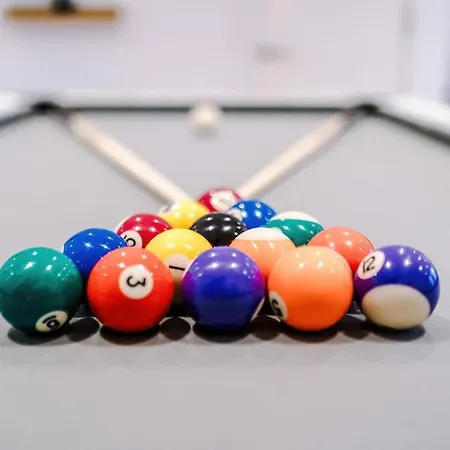 Modern 3-bed In Salford, Pool, Ping Pong Table, Free Parking, Sleeps 7 * Manchester
