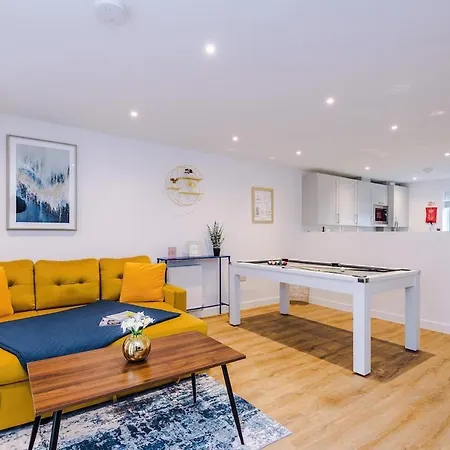 Modern 3-bed In Salford, Pool, Ping Pong Table, Free Parking, Sleeps 7 Apartment