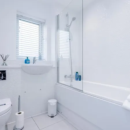 Stylish 3-bedroom House - Brand New * Mánchester