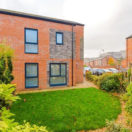 Stylish 3-bedroom House - Brand New Mánchester