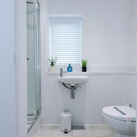 Stylish 3-bedroom House - Brand New * Mánchester