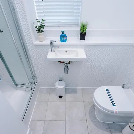 Stylish 3-bedroom House - Brand New 度假居