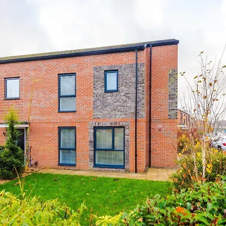 Stylish 3-bedroom House - Brand New Mánchester