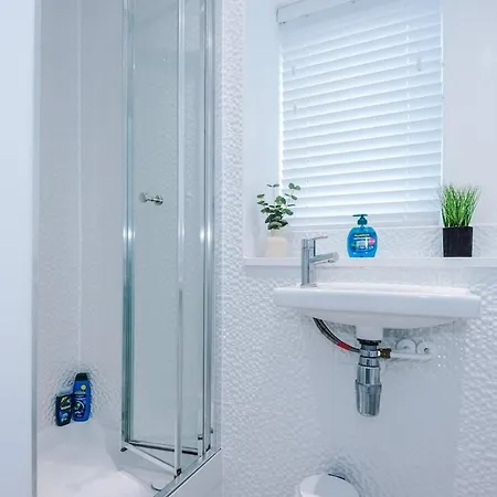 Stylish 3-bedroom House - Brand New * Mánchester