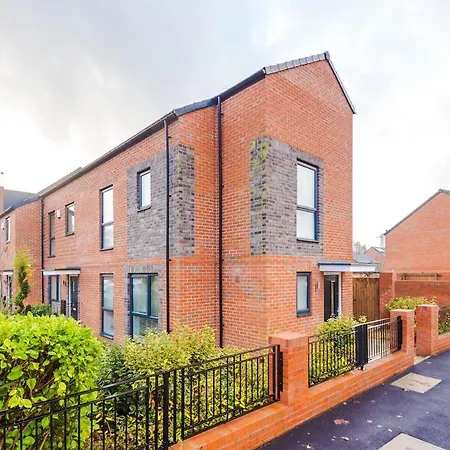 Stylish 3-bedroom House - Brand New * Mánchester