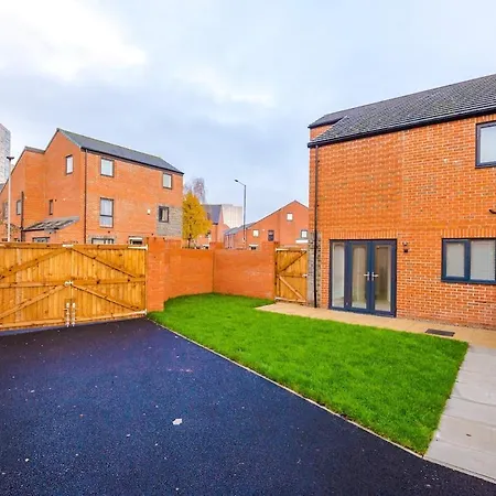 Stylish 3-bedroom House - Brand New Mánchester