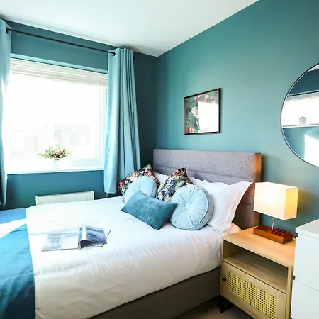 Luxury Three Story Townhouse Free Parking On Drive *