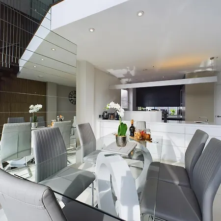 Skyline 3br Duplex - Pool, Gym & Parking *
