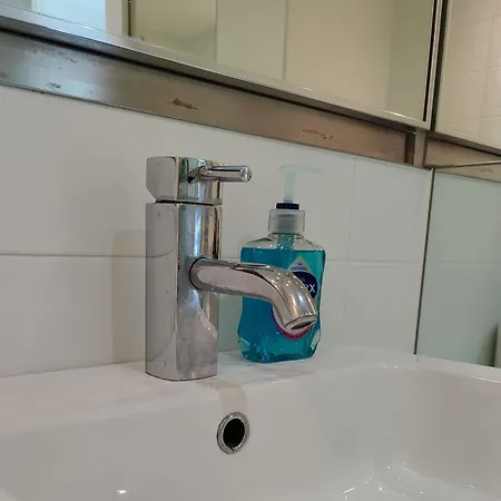 아파트 Spacious Homely Near Ao Arena And Shopping Centre With 500mbps Internet & Netflix