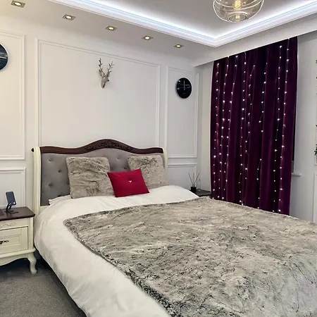Homestay Private Bedroom In Unique Luxury House, Salford, Manchester