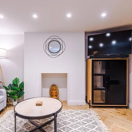 Holiday home Unique In Northenden Urban Oasis Sleeps 8 *