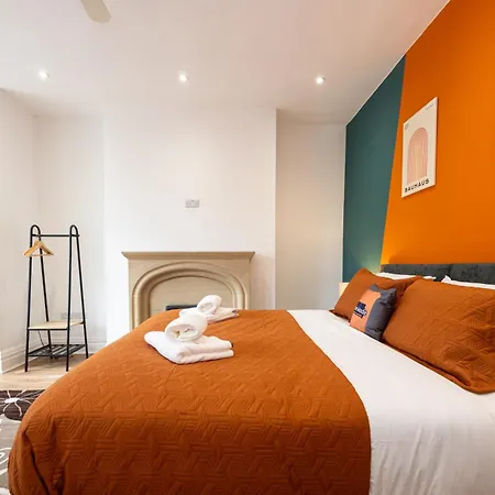Collegehouse-businessready-freeparking&wifi Manchester