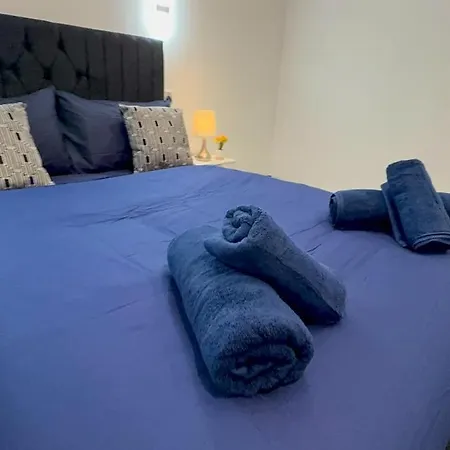 Cozy 3-bed Caldecott Holiday home Manchester