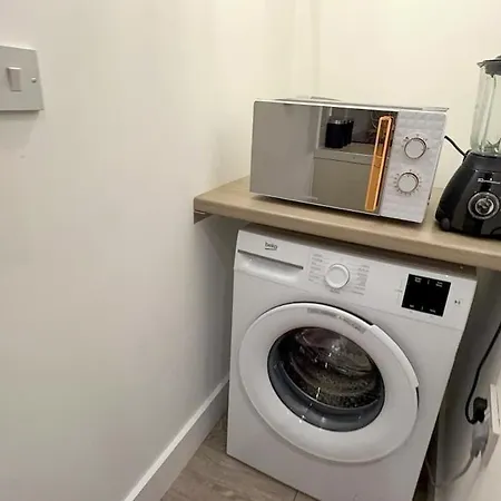 Holiday home Cozy 3-bed Caldecott Manchester